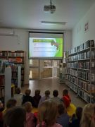 w bibliotece